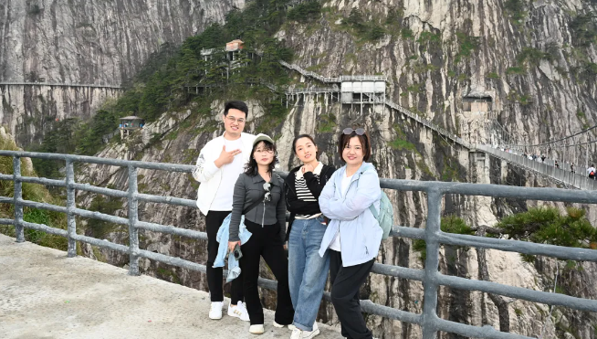 918博天堂风管销售中心员工在安徽明堂山景区照片