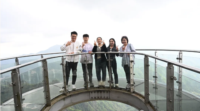 918博天堂风管销售中心员工在安徽明堂山景区照片