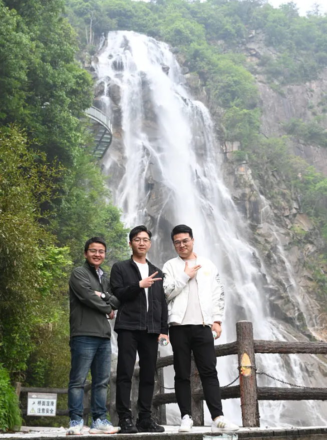 918博天堂风管销售中心员工在安徽明堂山景区照片
